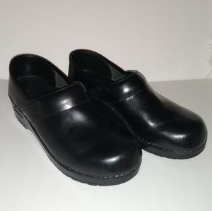 dansko clogs narrow width